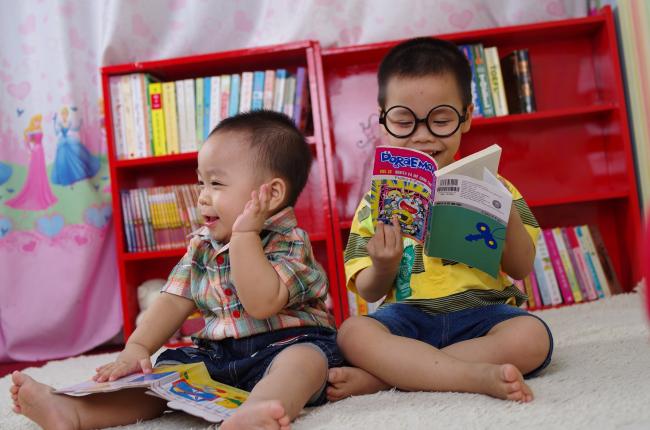 Photo of toddlers reading